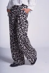 Pantalón de lanilla soft con estampado animal print y elástico en la cintura.