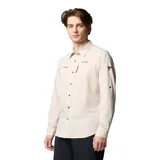 Camisa de manga larga Columbia Titanium, color beige, diseñada para actividades al aire libre. Presenta cierre frontal con botones a presión, bolsillo con cremallera en el pecho, anilla en D y ventilación en la espalda. Confeccionada con tecnología Omni-Shade UPF 50 y Omni-Wick para mayor protección y secado rápido.