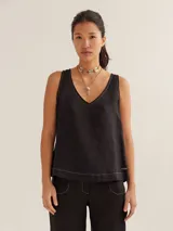 Musculosa negra de lino con escote en V y breteles finos.