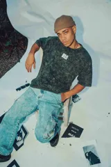 Remerón negro de corte amplio con estampa en la espalda con la palabra "RELAX" en letras blancas con efecto ondulado.