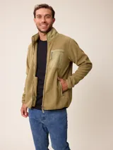 Campera de polar color verde militar, con cierre frontal completo, cuello alto y bolsillo en el pecho con cierre y detalle en tela técnica.