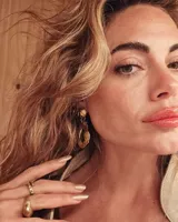 Par de aros colgantes de bronce y alpaca color plateado, con forma orgánica irregular y textura martillada. Cierre con perno y mariposa de plata 925.