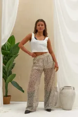 Pantalón ancho de red con apliques de brillos, corte holgado y tiro medio.