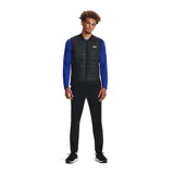 Chaleco deportivo Under Armour con tecnología Storm repelente al agua. Presenta un diseño acolchado en la parte frontal con aislamiento sintético para mayor calidez, cuello y dobladillo de punto elástico, cierre frontal completo y logo reflectante en el pecho.
