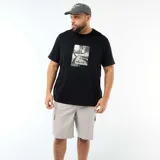 Camiseta de manga corta y cuello redondo en color negro. Presenta un estampado fotográfico central en blanco y negro con temática de ciclismo y tipografía decorativa.