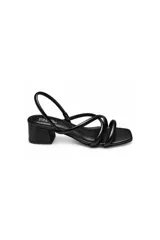 Sandalias de taco bajo cuadrado color negro, con tiras tubulares cruzadas en el empeine y tira ajustable en el talón.