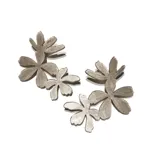 Aros colgantes con forma de triple flor de jazmín color rojo.