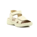 Sandalias color crema con plataforma baja, tiras anchas con ajuste de velcro y plantilla texturizada.