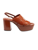 Sandalia color marrón de cuero sintético con plataforma y taco cuadrado.