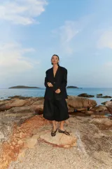 Bermuda negra de lino y rayón con elástico en la cintura, largo a media pantorrilla, tiro bajo y fit oversized en A.