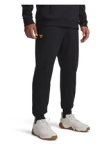 Pantalón de jogging negro de la línea Project Rock de Under Armour, confeccionado en forro polar de mezcla de algodón. Presenta cintura elástica con cordón, bolsillos laterales, bolsillo trasero con cierre y puños acanalados. Incluye un pequeño logo bordado en color dorado en la parte superior del muslo derecho.