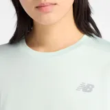 Remera deportiva New Balance de manga corta, color verde menta, con cuello redondo y logo de la marca estampado en el pecho.