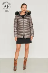 Campera negra con diseño acolchado en ondas, cierre central con cremallera de doble carro, bolsillos y capucha desmontable con pelo sintético negro.