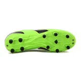 Championes de fútbol Diadora Futbol Cancha Md Barricade, color verde neón con detalles en negro.