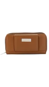 Billetera larga de diseño combinado en tonos terracota y beige, confeccionada en material sintético con textura tipo gamuza y lisa. Cuenta con cierre perimetral, solapa frontal con broche a presión y visor para documentos, además de múltiples compartimentos internos para tarjetas, billetes y monedero con cierre.