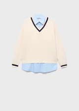 Jersey de punto grueso en color crema con cuello en V y detalles en contraste oscuro en el cuello y puños. Presenta un diseño recto de manga larga con una camisa de cuello camisero integrada en color celeste.