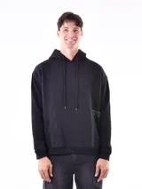 Buzo hoodie negro con cordones ajustables y bolsillo tipo canguro. Estampado pequeño en el pecho.