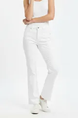 Pantalón jean blanco de corte oxford, tiro alto, con bolsillos delanteros y traseros.