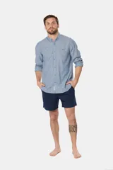 Short de baño azul marino liso con spandex, cintura elástica con cordón regulable, dos bolsillos laterales y suspensor de malla fina.