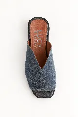 Sandalias chatitas de cuero vacuno color gris azulado, con diseño destalonado y capellada envolvente con abertura en V.