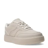Championes urbanos de plataforma color beige, con diseño de paneles superpuestos y cierre mediante cordones al tono.