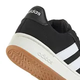 Championes Adidas modelo Grand Court Alpha, color negro con las icónicas tres tiras laterales en blanco. Presentan una suela de plataforma baja en color blanco con base de goma, cierre mediante cordones y diseño de corte urbano.