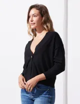 Cárdigan negro tejido en hilado fino con escote en V y un botón.