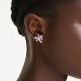 Aros de botón con diseño de libélula, bañados en rodio. Presentan cristales Swarovski Zirconia en tonos rosas y morados, cuerpo de pavé transparente y una perla de cristal en la cabeza.