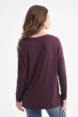 Remera manga larga color ciruela con escote en V.