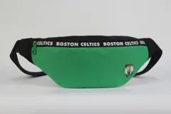 Riñonera verde con logo de los Boston Celtics y correa negra ajustable.