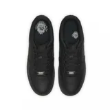 Zapatilla deportiva Nike Air Force 1 '07, modelo de corte bajo, completamente en color negro, incluyendo la suela, capellada de cuero y cordones.