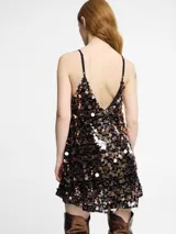 Vestido corto de lentejuelas color rojo y fucsia, con tirantes finos.