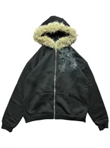 Campera de algodón y poliéster color negro con cierre frontal y capucha con borde de piel sintética. Cuenta con bolsillos frontales estilo canguro y diseño estampado en el pecho.