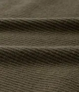 Cardigan de punto acanalado color verde militar, de manga larga, con abertura total y bajo asimétrico en forma de punta.