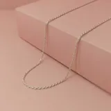 Cadena de plata 925 con diseño de eslabones tipo cordón soga.