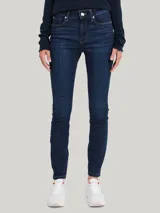 Pantalón de jeans Tommy Hilfiger de corte skinny, color azul oscuro, con diseño de cinco bolsillos, cierre de botón y cremallera, detalles distintivos de la marca y logo en el bolsillo posterior.