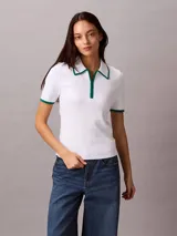 Chomba Calvin Klein de algodón con textura de punto fino, color blanco, con cuello polo y puños en contraste color verde. Presenta media cremallera frontal y diseño de manga corta.