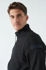 Campera softshell color gris con cierre frontal y cuello alto.