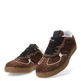 Championes de mujer con capellada texturada de pelo sintético con estampado de leopardo. Presentan cordones negros, detalles laterales en material sintético blanco y suela de goma color caramelo.