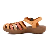 Sandalia de cuero color marrón con tiras entrecruzadas en naranja y rojo.