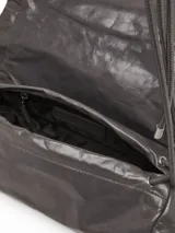 Bolso de hombro Diesel Scrunch-D, color gris oscuro metalizado, con diseño arrugado y logo "D" en la solapa delantera. Cuenta con cierre de cordón ajustable y correa de hombro regulable.