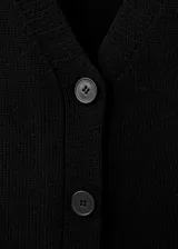 Cardigan negro de tejido de punto medio, con diseño extragrande, escote en V y cierre frontal con botones.