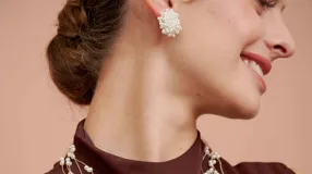 Aros colgantes con forma de racimo, confeccionados con mini perlas blancas.