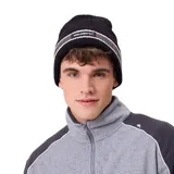 Gorro de lana tejido en color negro con franjas horizontales en gris y blanco, y parche con el logo de la marca en el frente.