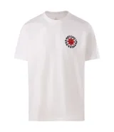 Remera de algodón blanca, de corte levemente suelto, con cuello redondo, mangas cortas y estampa en la espalda de Red Hot Chili Peppers con una rosa roja al centro.