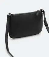 Bolso baguette pequeño color negro, con correa transversal ajustable y bolsillo interno con cremallera. Textura tipo saffiano y cierre por cremallera.