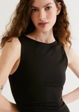 Vestido corto negro, ajustado al cuerpo, sin mangas y con escote redondo en la espalda y el frente.