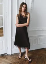 Vestido midi asimétrico de satén marrón oscuro, de corte recto y sin mangas, con detalles de encaje en el escote y en el ruedo.