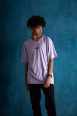 Remera lila de algodón con cuello redondo y logo estampado en el pecho.