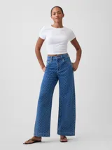Jean wide leg de tiro alto en color azul con un estampado geométrico de rombos en tono más claro.